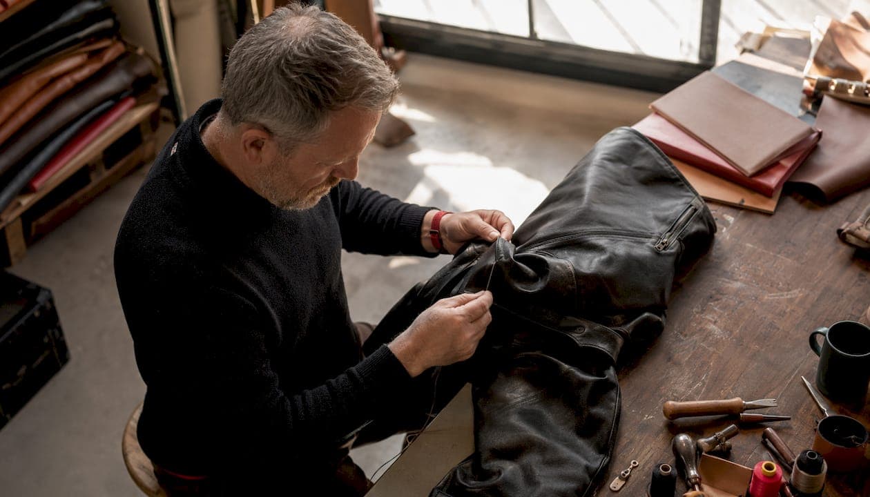 Reparatie in duurzame mode: wat elke eigenaar van een leren jas moet weten