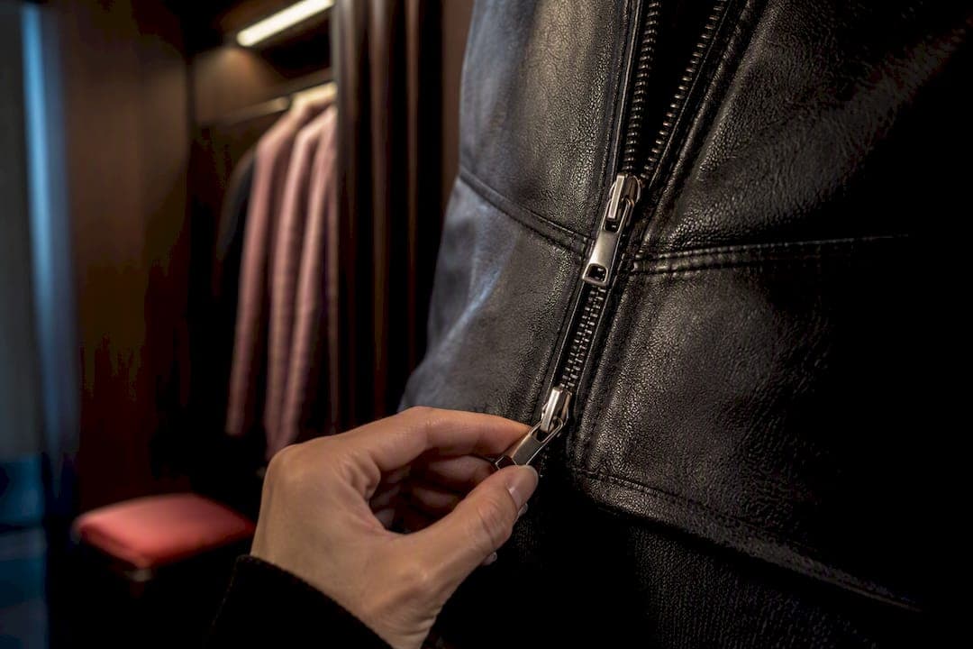 Dubbele ritssluiting leren jas: functie of puur stijl?