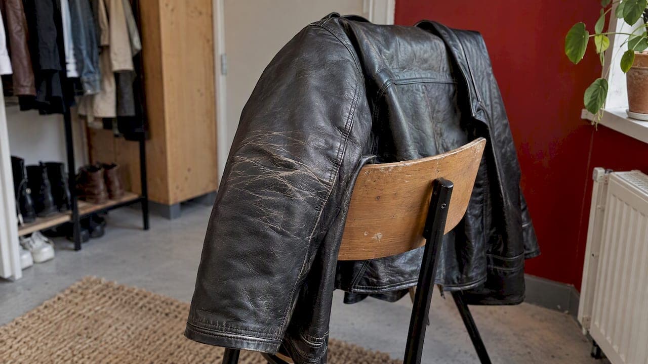 Elleboogslijtage aan je leren jas: herkennen en herstellen